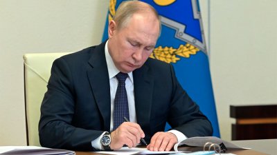 Путин подписал закон о повышении предельного возраста для военнообязанных в запасе