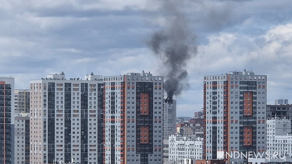 В Екатеринбурге горит жилая высотка, пожарные не могут подъехать из-за припаркованных машин